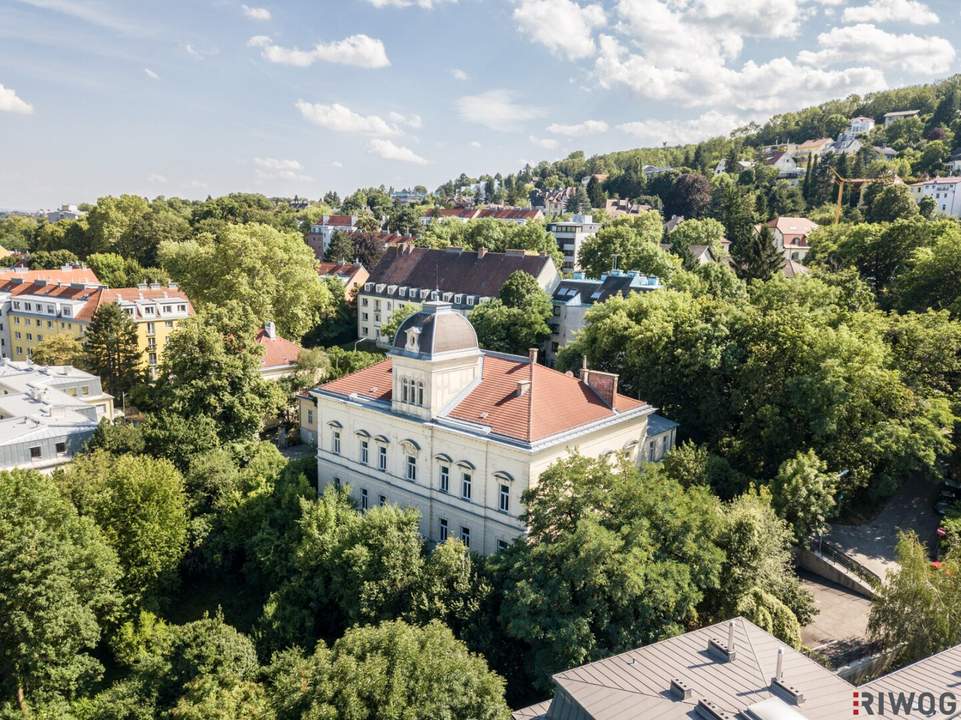 Sanierungsbedürftige Stilaltbauwohnung mit 2 Zimmern, ca. 4,40m Raumhöhe &amp; Südbalkon in herrschaftlicher Villa | KFZ-Stellplatz möglich