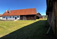Ehemaliger Bauernhof, Bauernhaus mit Nebengebäuden am Stadtrand.