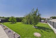 Moderner Bungalow mit Pool, Garage und Traumgarten – Wohnen auf einer Ebene
