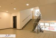 Helle Büro- oder Werkstattflächen mit Rampe
