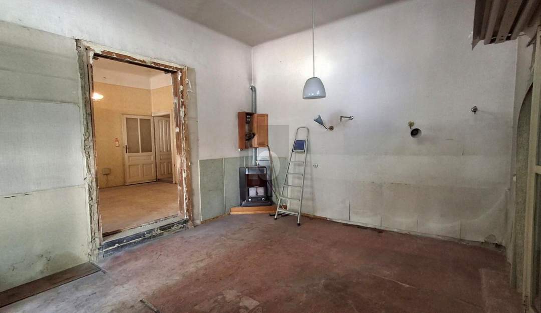 SANIERUNGSBEDÜRFTIGE ERDGESCHOSSWOHNUNG ? IDEAL AUCH ALS BÜRO ODER ORDINATION IM 18. BEZIRK