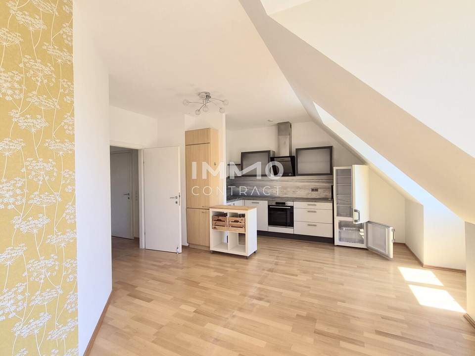 Moderne 2-Zi-DG-Wohnung mit Terrasse & Garage
