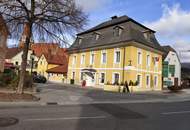 Gebäudeensemble im Zentrum Wohnhaus und Café mit Pension sowie imposantem Stadl und Garten