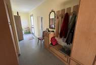 Haus in Grünruhelage mit offener Terrasse, Balkon und Garage