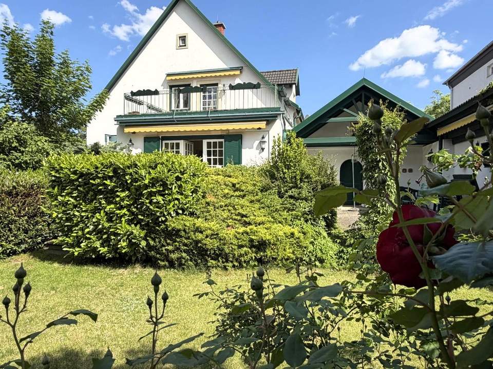 Eine Villa mit Wohnkultur, parkähnlichem Garten und Pool // A Villa of Distinction with Park-Like Garden and Pool //