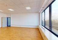 Helle Bürofläche mit großzügigen Fensterflächen für produktives Arbeiten