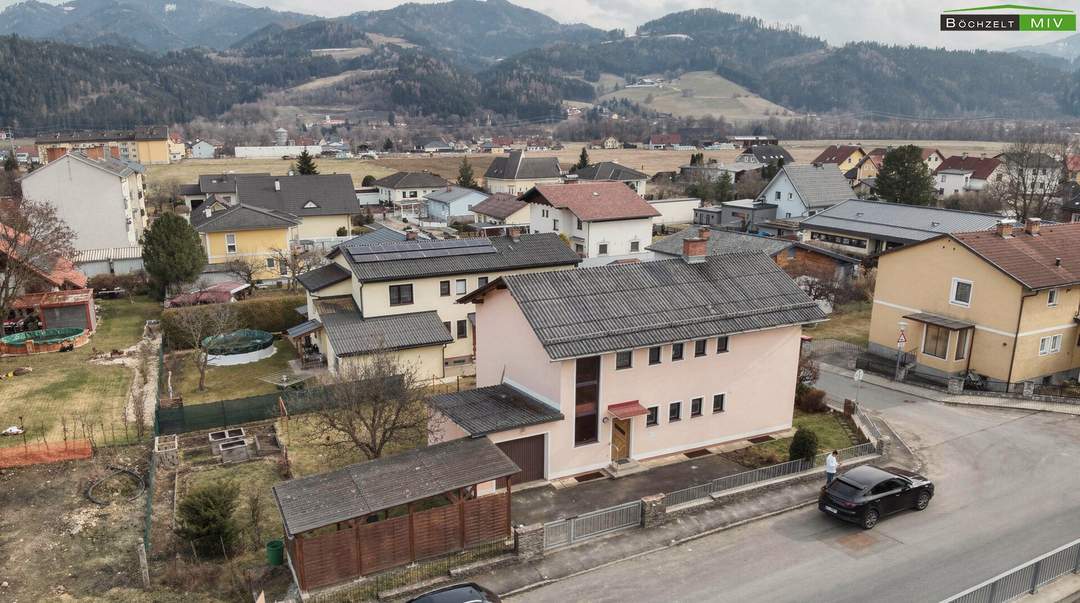Zweifamilienhaus mit zwei separaten Wohneinheiten, Balkon, Garage und Carport in ruhiger Lage von Knittelfeld