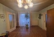 RARITÄT IN HOLLABRUNN: CHARMANTES, SANIERUNGSBEDÜRTIGES LANDHAUS MIT BAULANDRESERVE IN SEHR GUTER WOHNLAGE MIT HERRLICHEM GARTEN SAMT ALTBAUMBESTAND