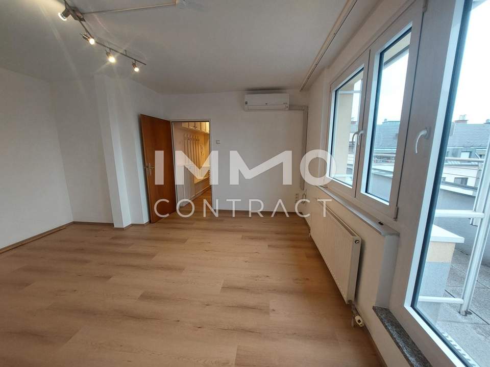 Erstbezug nach Renovierung. Single DG- Terrassen- Wohnung mit Air-Condition.