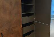 Exquisites Neubau-Juwel im Botschaftsviertel: Moderne 3-Zimmer-Wohnung mit Sicherheitsfeatures, Eigengarten und Wohnküche mit Kochinsel