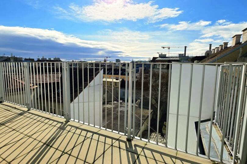 Traumblick - Ihr Logenplatz über der Stadt! Wohnen im Dachgeschoss mit WOW-Effekt! Traumhaft saniertes Altbauhaus + Hofseitige Terrasse + Tolle Infrastruktur und Anbindung + Lebensqualität pur!, Wohnung-kauf, 539.000,€, 1170 Wien 17., Hernals
