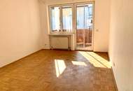 Helle, teilmöblierte Eigentumswohnung mit sonnigem Balkon und Tiefgaragenparkplatz.