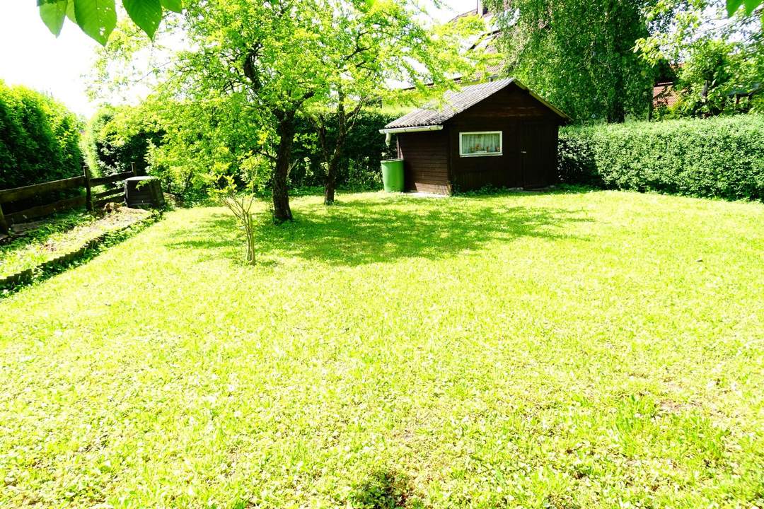 WOHNBAUGRUNDSTÜCK: Grünes Paradies in Stadtnähe mit teilweiser Bebauung: 2 Garagen + Wohnwagencarport + Keller, ....