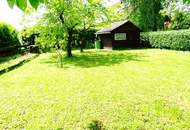 WOHNBAUGRUNDSTÜCK: Grünes Paradies in Stadtnähe mit teilweiser Bebauung: 2 Garagen + Wohnwagencarport + Keller, ....