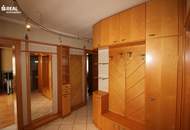Wohnhaus mit Verkaufsgeschäft und Imbiss/Bistro