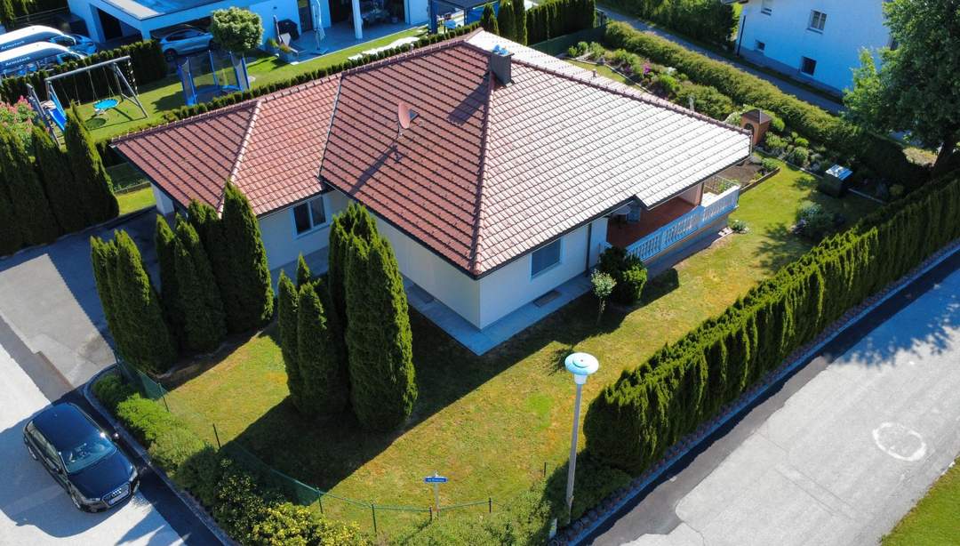 ***OPEN HOUSE Freitag, 27. Juni 2025 13 - 15 Uhr*** Massiv gebauter Bungalow mit Keller und Doppelgarage