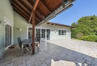 Großzügiges Familiendomizil mit uneinsichtigem Garten, Hallenbad, Sauna und Garage für 2 PKW