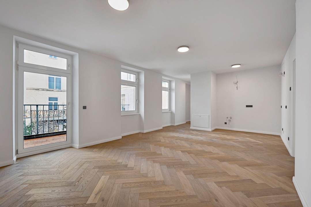 Altbau-Erstbezug mit hofseitigem Balkon im 2. Liftstock einer sanierten Liegenschaft! Fernwärme!