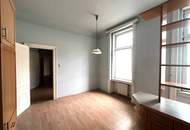 Großzügige Altbauwohnung mit großem Ausbaupotential