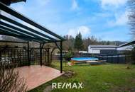 Unterkellerter Bungalow mit traumhaftem Garten u. Doppelgarage in zentraler Lage!