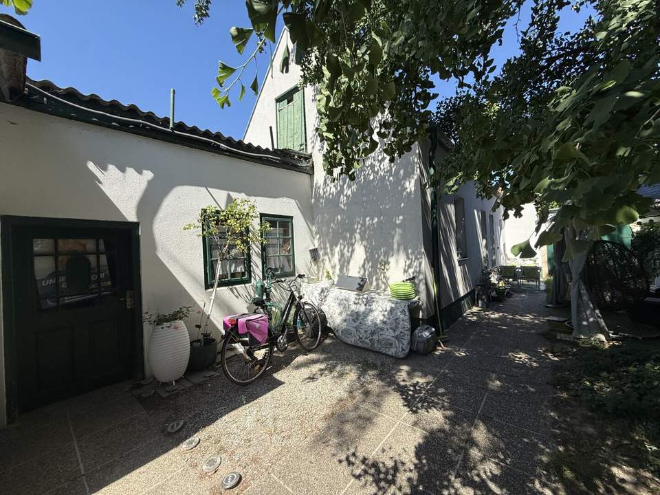 Zwei Häuser, ein Investment: Renditeobjekt mit Großgrund in Siegendorf