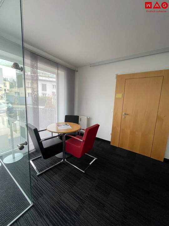 FROSCHBERG! (Optional) neue sanierte teilmöblierte rd. 74,40 m² Geschäfts-/Ordinations-/Bürofläche zum sofort Einziehen! Ausreichend Parkmöglichkeiten! 1A Infrastruktur und Erreichbarkeit - nur wenige Minuten vom Linzer Hauptbahnhof!