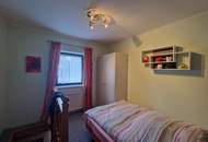 TRAUMHAFTER BUNGALOW FÜR ZWEI PERSONEN SAMT NEBENGEBÄUDE FÜR HOBBYRAUM, PARKÄHNLICHEM GARTEN MIT SCHWIMMTEICH ALS NATURPOOL DIREKT AN FELDER DER REGION ANGRENZEND