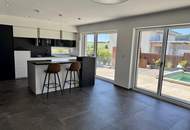 Zuhause ankommen: Traumhaus mit Salzwasserpool und moderner Gartengestaltung.