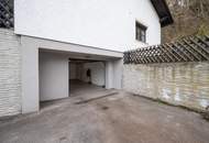 Unterkellerter Bungalow mit traumhaftem Garten u. Doppelgarage in zentraler Lage!