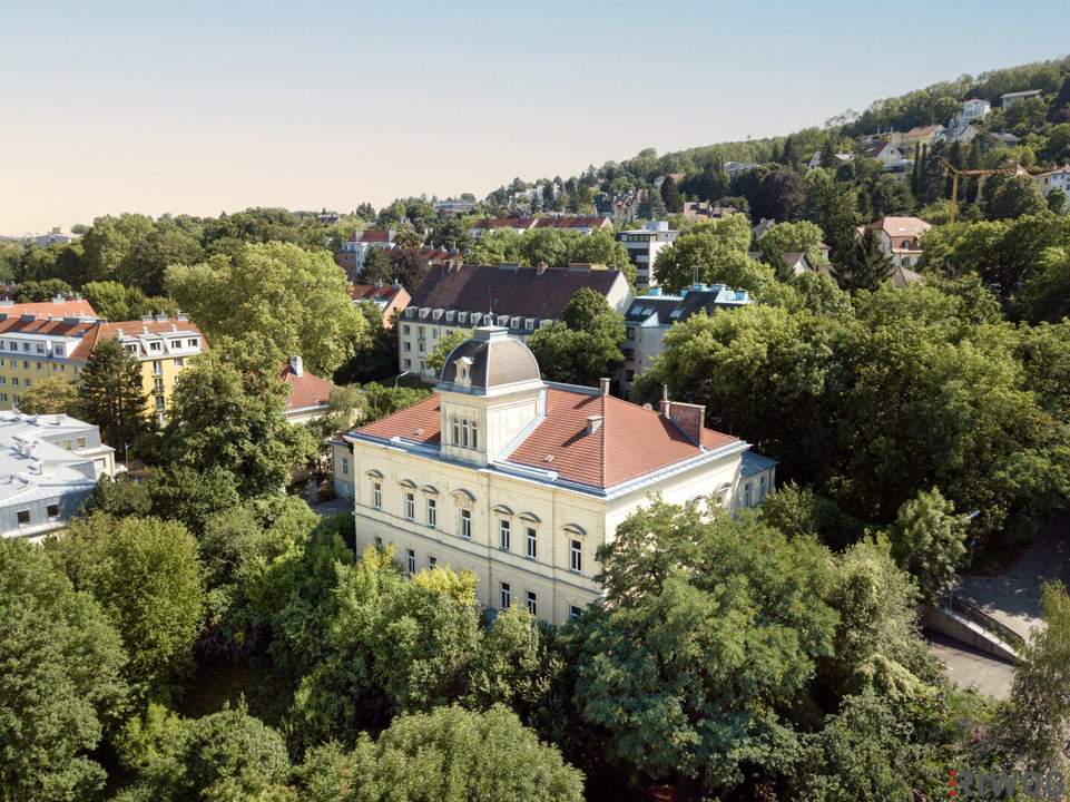 Repräsentative Villa | 133m² Stilaltbauwohnung mit traumhaften Fernblick &amp; 4,40m Raumhöhe | Balkon geplant | sanierungsbedürftig