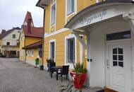 Gebäudeensemble im Zentrum - Café mit Pension und Wohnhaus sowie imposantem Stadl und Garten