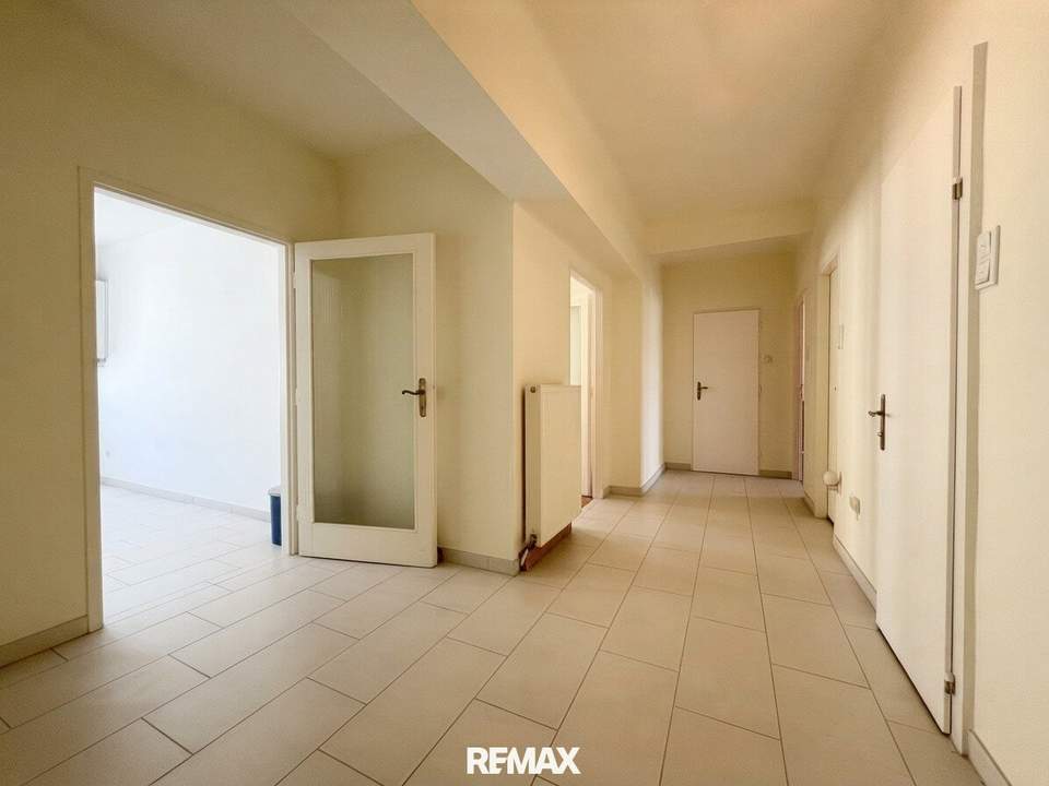 Koffer packen, einziehen: Helle bezugsfertige Wohnung mit Loggia & PKW-Stellplatz nahe Schönbrunn