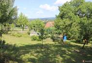 Großpetersdorf: Neuwertiges Zweifamilienhaus in Aussichtslage