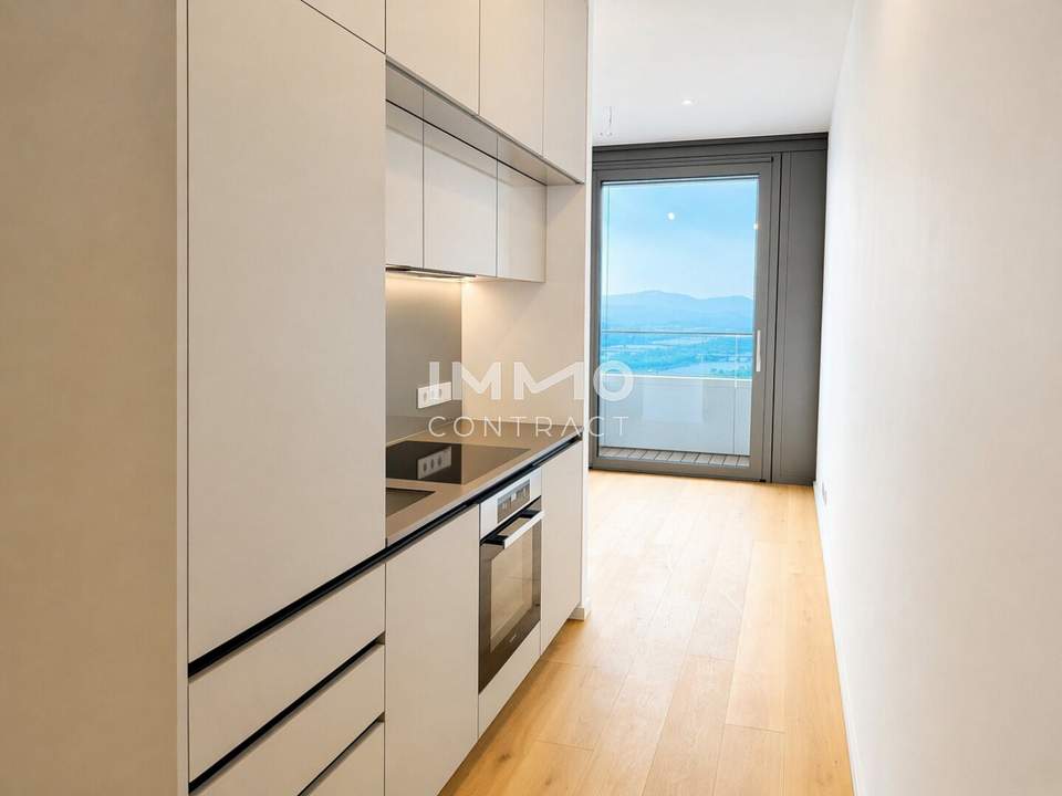 Sonnenuntergang im modernsten Turm Wiens: DANUBEFLATS 42. Etage