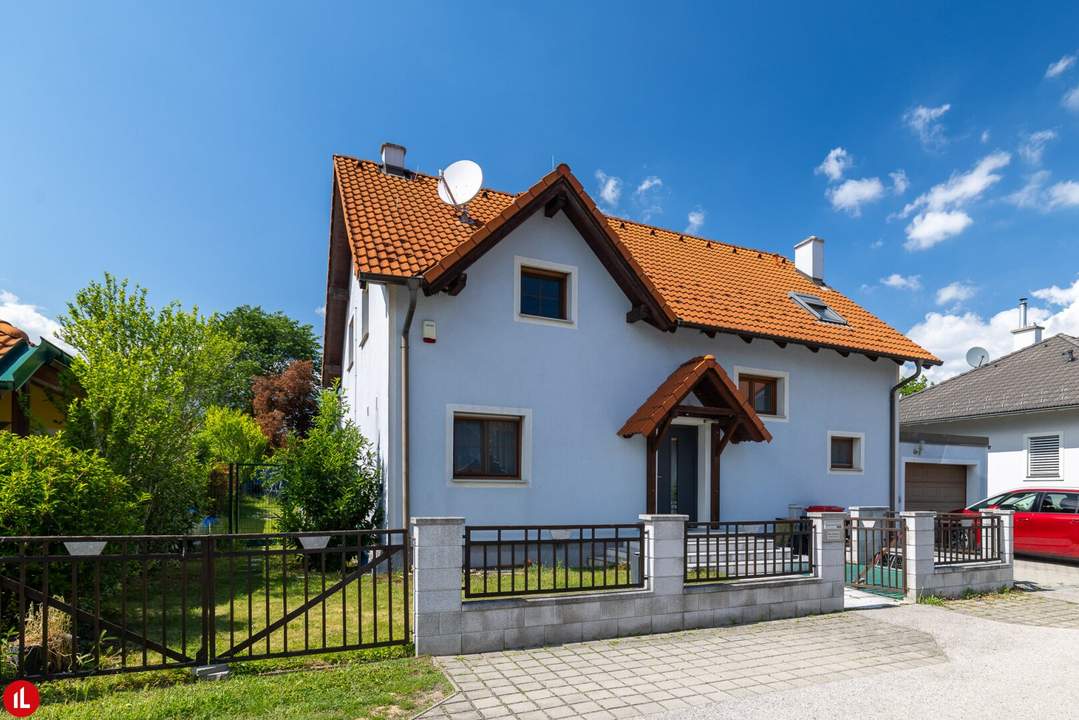 Familienhaus in Gramatneusiedl welches viel Platz bietet, Garten und Pool