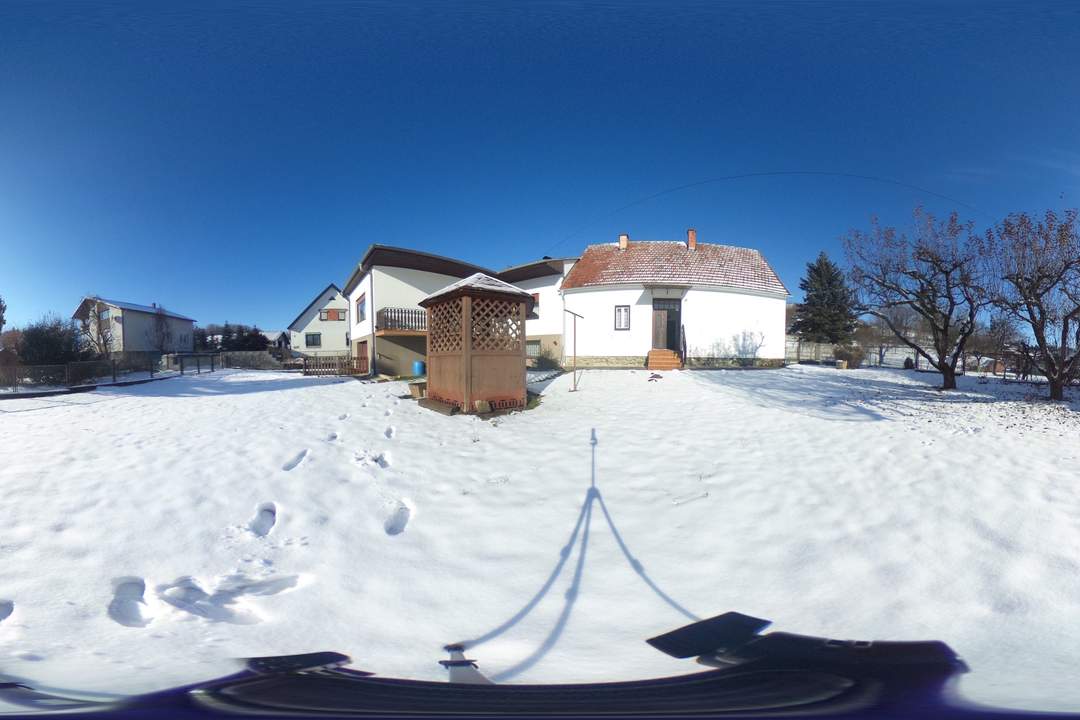 2 Häuser, ruhig gelegen, mit ebenem Garten