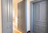 LICHT AN. ALTBAU AN. ANGEKOMMEN. – 2 Zimmer. Ganz oben. Ganz hell. Ganz schön 1050!