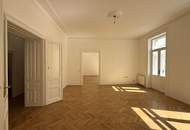 Großzügige 5-Zimmer-Altbauwohnung mit Balkon // Spacious 5-Room Period Apartment with Balcony //