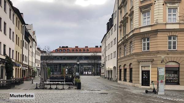 Wohn- und Geschäftshaus mit Büroflächen, Carport und Stellplätzen