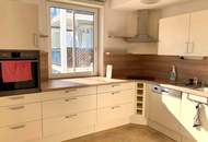 Helle, teilmöblierte Eigentumswohnung mit sonnigem Balkon und Tiefgaragenparkplatz.