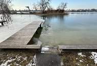 UFERPARZELLE mit privatem Badesteg und Badehäuschen am Neufelder See – beim Yachtclub auf Pachtgrund zu verkaufen