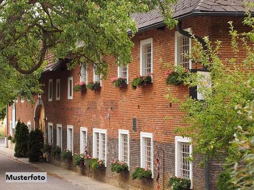Wohnhaus mit Wirtschaftsgebäuden und umfangreichen Land- und Forstflächen