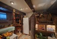 TRAUMHAFTER BUNGALOW FÜR ZWEI PERSONEN SAMT NEBENGEBÄUDE FÜR HOBBYRAUM, PARKÄHNLICHEM GARTEN MIT SCHWIMMTEICH ALS NATURPOOL DIREKT AN FELDER DER REGION ANGRENZEND