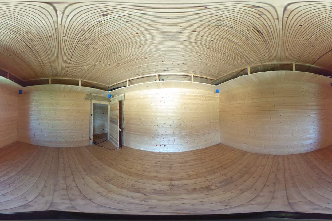 Autark leben im Lehm-Holz-Haus – mit 30 kWp PV & Naturpool