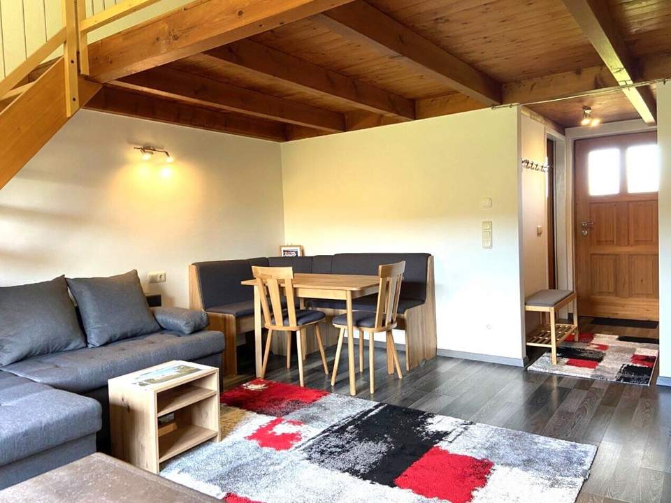 Galeriewohnung mit Kellerersatzraum und Autoabstellplatz am Stadtrand.