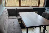 Modernes Wohnen im Holzhaus! Möblierte 3 Raumwohnung mit Balkon &amp; Carport!