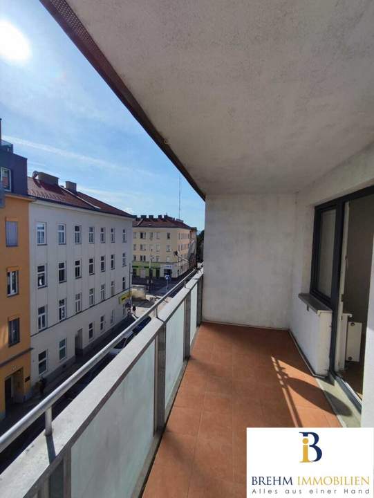 2 Zimmer Wohnung mit 8 m² Loggia inkl. Garagenplatz, 4. Liftstock, direkt bei U1