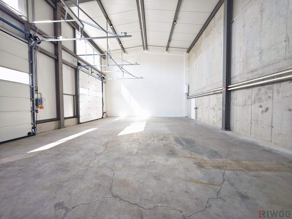 Produktionsfläche mit Büro bzw. Ausstellungsräume | ebenerdige Einfahrt durch drei Sektionaltore | Parkplätze & Luftwärmepumpe