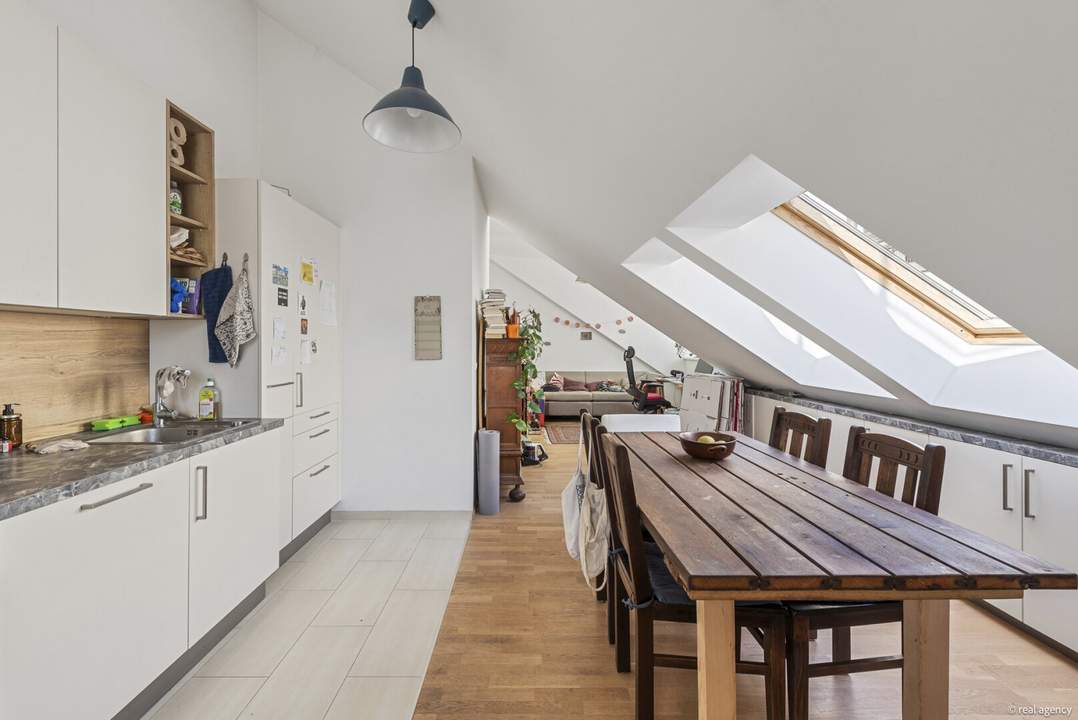 Provisionsfrei für den Käufer! Dachgeschoß-Maisonette im ruhigen Innenhof! U1 Keplerplatz!