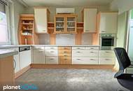 Einfamilienhaus mit Terrasse, Innenhof und großer Garage